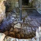 Siamo davanti alla �grotta n.1� o �grotta di San Leonardo�: un ambiente naturale che fu modificato dai monaci con pavimentazione e pareti per renderlo vivibile